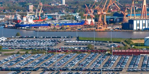 Blick auf den Emder Hafen: Die deutsche Wirtschaft bleibt trotz Aufhellung fragil.