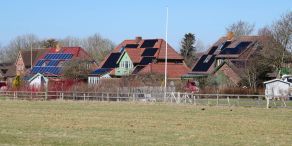 Haushalte mit PV-Anlagen sollen sich künftig stärker an der Netzfinanzierung beteiligen. (Symbolbild)