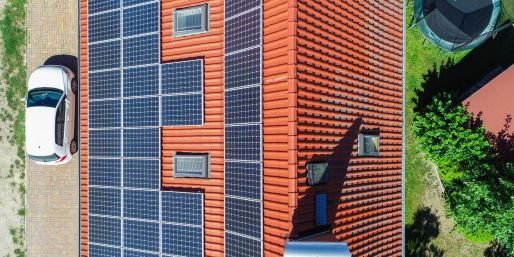 Der Anstieg der Öl- und Benzinpreise führt zu verstärkter Nachfrage nach Solaranlagen und Elektroautos. (Symbolbild)