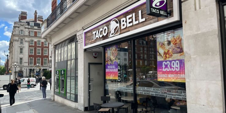 Blick auf eine Taco Bell-Filiale in London. Die US-Fast-Food-Kette Taco-Bell unternimmt den zweiten Anlauf zur Expansion in Deutschland. (Archivbild)
