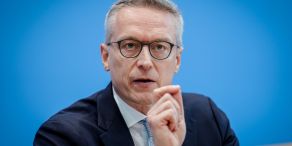 Bundesdigitalminister Karsten Wildberger (CDU) nennt den Glasfaserausbau im Land Chefsache. 