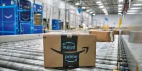 Die Verbraucherzentrale NRW hat den Online-Händler Amazon wegen einer Preiserhöhung im Sommer 2022 verklagt.  (Archivbild)