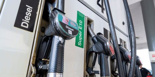 Seit 1. April dürfen die Mineralölkonzerne die Preise an den Tankstellen nur noch einmal täglich um 12 Uhr mittags erhöhen.