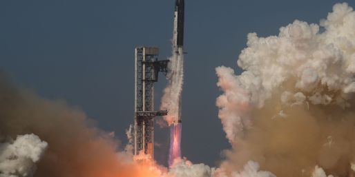 Die Entwicklung der großen Rakete Starship verschlingt Milliarden, soll das Geschäft von SpaceX aber stark voranbringen. (Archivbild)