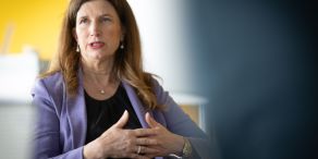 Commerzbank-Chefin Bettina Orlopp erklärt, wie sie eine Übernahme durch die Unicredit abwehren will.