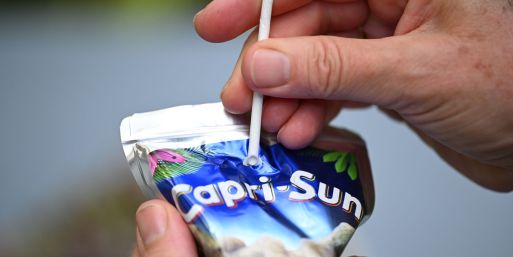 Capri-Sun kämpft seit zwei Jahren um eine Rückkehr zu Plastikstrohhalmen – Kunden hätten sich etwa über den Papiergeschmack beim Trinken beschwert, sagt das Unternehmen. (Symbolbild)