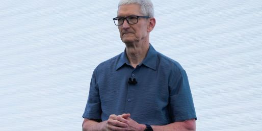 Apple-Chef Tim Cook zufolge kann der iPhone-Konzern Kunden nicht mehr wie bisher Kunden von Preiserhöhungen bei Bauteilen abschirmen. (Archivbild)