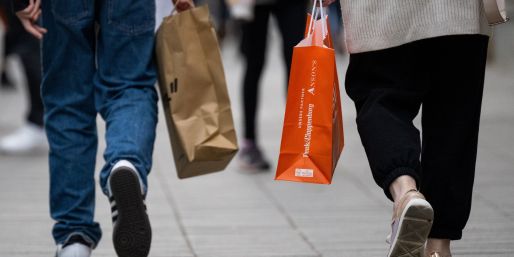 Viele Menschen in Deutschland sparen laut Umfrage bevorzugt bei Kleidung.