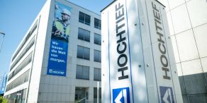Ab Montag ist der Essener Baukonzern Hochtief im Aktien-Leitindex Dax, in dem die 40 größten börsennotierten Unternehmen Deutschlands vertreten sind.