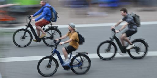 E-Bikes dominieren den deutschen Fahrradmarkt, doch die Preise fallen. (Archivbild)