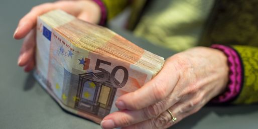 Wenn es in kleinen Firmen finanziell eng wird, verzichten die Inhaber häufig auf ihr eigenes Gehalt, anstatt einen Kredit aufzunehmen. 