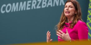 Commerzbank-Chefin Bettina Orlopp wirbt um die Treue der Aktionäre