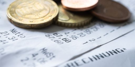 Das Ifo erwartet weiter steigende Verbraucherpreise - der Druck lässt aber nach. (Illustration)