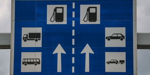 Tanken an Autobahntankstellen ist in den meisten Fällen deutlich teurer als an Straßentankstellen in der Nähe.