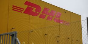 DHL-Logo am Leipziger Flughafen.