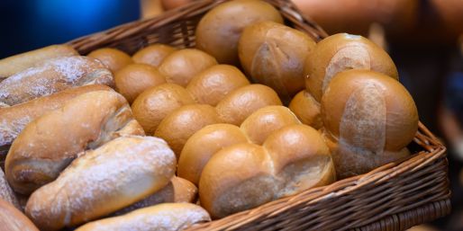 Verbraucher kaufen Brot und Brötchen heute vielfach nicht mehr beim klassischen Bäcker, sondern im Supermarkt. (Archivbild)