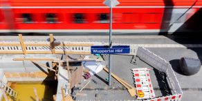 Eigentlich war die Freude groß, dass zwischen Hagen, Wuppertal und Köln wieder Züge fahren können - doch dann fiel auf, dass eine Brücke marode ist. (Archivbild)