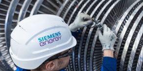 Dieser Mitarbeiter braucht einen neuen Helm: Siemens Energy ändert seinen Namen. (Archivbild)