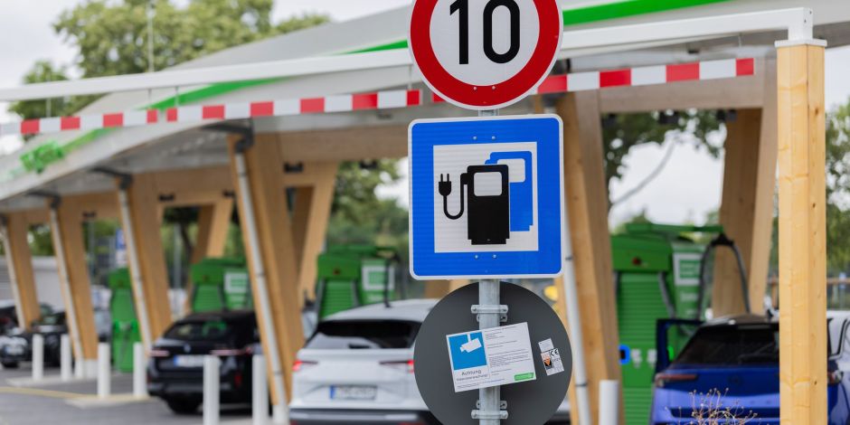 Inflationsbereinigt sind Elektroautos in den vergangenen Jahren deutlich billiger geworden. (Archivbild)