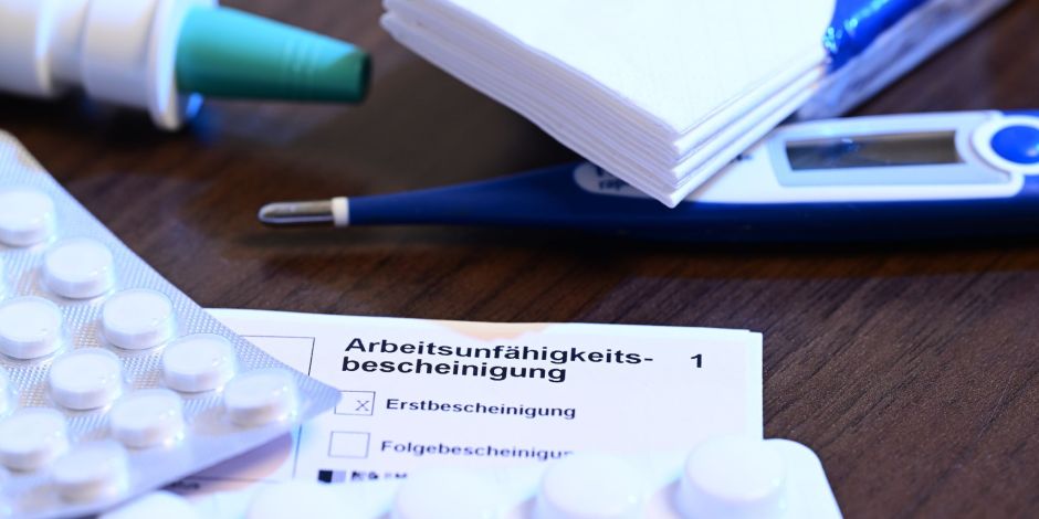 Nach einer DAK-Auswertung sank der Krankenstand im ersten Halbjahr leicht. (Archivbild)