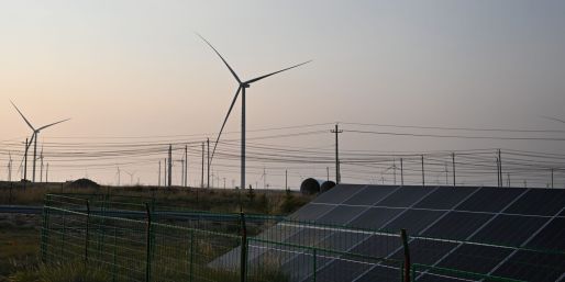 Strom aus Sonnen- und Windkraft hat gegenüber Kohle einen geringeren Anteil in Chinas Stromnetz. (Symbolbild) 