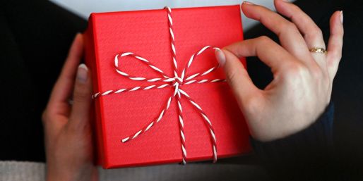 Eine Geschenkbox für sich selbst: Rund 2000 Euro geben die Bundesbürger nach einer Umfrage pro Jahr für "Ich-Geschenke" aus. 