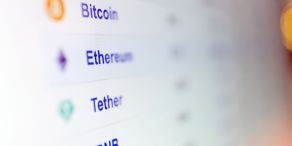 Anleger, die ihr Geld in Bitcoin und andere Kryptowährungen investiert haben, müssen sich in Geduld üben. (Symbolbild)
