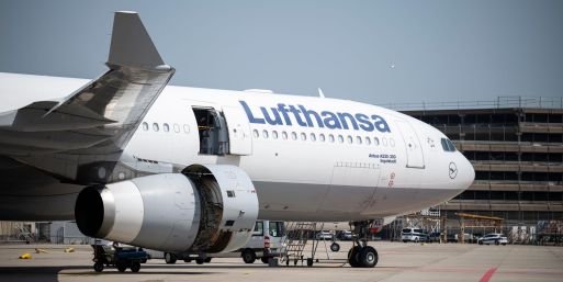 Lufthansa verbucht im zweiten Quartal infolge der stark gestiegenen Kerosinpreise einen herben Gewinneinbruch.
