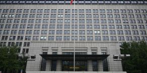 Die USA hatten zuletzt eine Reihe neuer Handelsbeschränkungen verhängt. Nun schlägt das chinesische Handelsministerium zurück. (Archivbild)