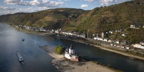 Das Niedrigwasser am Rhein belastet die deutsche Wirtschaft.