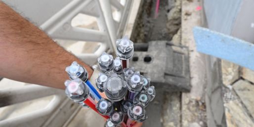 Ein Branchenbündnis fordert die freiwillige Öffnung der Glasfasernetze in Deutschland.