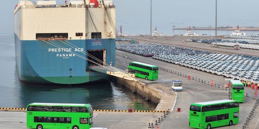 Im Hafen der chinesischen Stadt Yantai werden elektrische Doppeldeckerbusse für den Export verschifft. (Archivbild)
