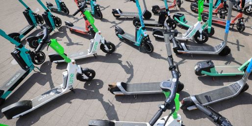 Auch wenn es sich in Großstädten nicht unbedingt so anfühlt: Die Zahl der zur Miete angebotenen E-Scooter ist zuletzt gesunken. (Archivbild)