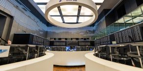 Handelsraum der Deutschen Börse in Frankfurt: Der Dax erreicht ein Rekordhoch (Archivbild)