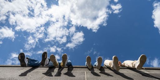 Chillen statt Arbeiten: Dieser Vorwurf wird jungen Menschen immer wieder gemacht. An Daten lässt er sich jedoch nicht belegen. (Archivbild)