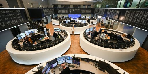 Frankfurter Börse: Die Dax-Konzerne steigern in Summe ihre Gewinne, aber die Lage ist zweigeteilt. (Archivbild)