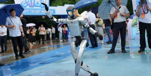 Ein von Unitree entwickelter Roboter führt einen Tanz vor. (Archivbild)
