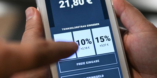Welches Feld auf der Anzeige tippt man fürs Trinkgeld im Restaurant an? (Symbolbild)