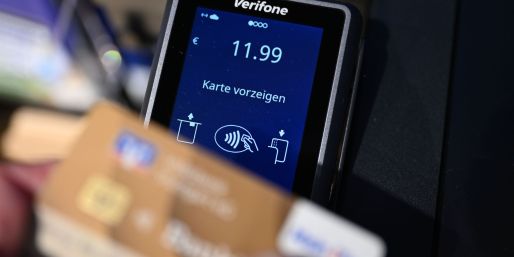 Viele Einkäufe werden bargeldlos bezahlt, oft kontaktlos quasi im Vorbeigehen. (Symbolbild)