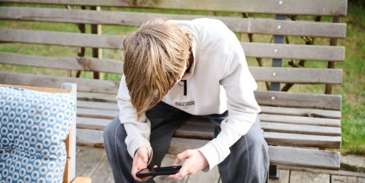 Kinder und Jugendliche brauchen aus Sicht von Verbraucherschützern keine bloßen Nutzungsgrenzen, sondern Plattformen, die von vornherein sicher sind. (Symbolbild)