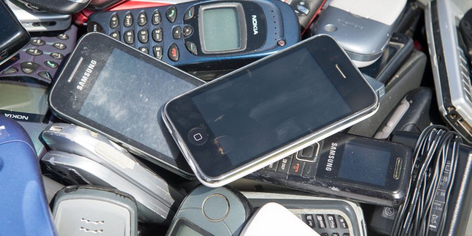 In ausrangierten Smartphones stecken noch wertvolle Rohstoffe. (Archivfoto)