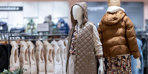 Sind Verkäufer künftig Mangelware in Geschäften? Gerade im Modehandel sind sie aus Sicht von Branchenexperten nach wie vor besonders wichtig. (Symbolbild)