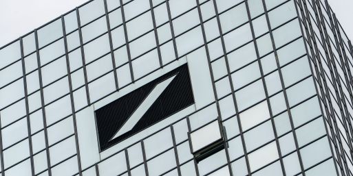 Deutschlands größtes Geldhaus sieht sich mit weiteren millionenschweren Klagen von ehemaligen Mitarbeitern konfrontiert. (Archivbild)