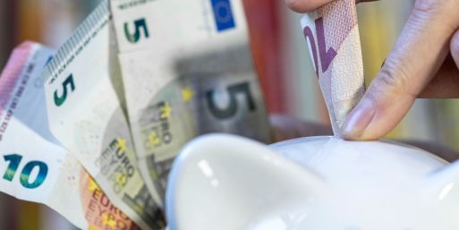 Sparer bekommen für Gelder auf der Bank wieder mehr Zinsen (Archivbild)