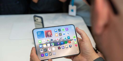 Laut Apple soll beim iPhone Duo die Falte in der Mitte des aufklappbaren Bildschirms deutlich weniger sichtbar sein als in Modellen der Konkurrenz.