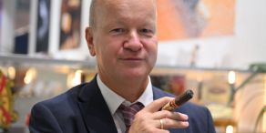 Zigarrenlobbyist Bodo Mehrlein hofft darauf, dass die Pläne für eine drastische Tabaksteuer-Anhebung überarbeitet und aufgeweicht werden.