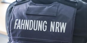 Mit einer großangelegten Razzia gehen Behörden gegen ein System von Scheinfirmen vor. (Archivbild)