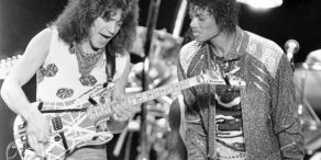 Berühmte Stratocaster-Kopie: die «Franken-Strat» des 2020 gestorbenen Gitarrenvirtuosen Eddie van Halen. Auf dem Bild ist van Halen bei einem Auftritt mit Michael Jackson im Jahr 1983 zu sehen.