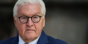 Bundespräsident Frank-Walter Steinmeier hat den Tankrabatt unterzeichnet, damit ist die letzte gesetzgeberische Hürde genommen. (Archivbild)