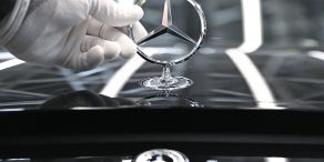 Bei Mercedes-Benz soll künftig wieder mehr im Büro vor Ort gearbeitet werden. (Archivbild)